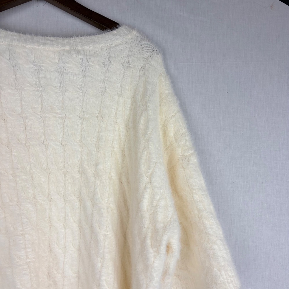 Cyrus Womens Ivory Cable Knit Fuzzy Eyelash Short Sleeve Scoop Neck Sweater - Picture 11 of 13